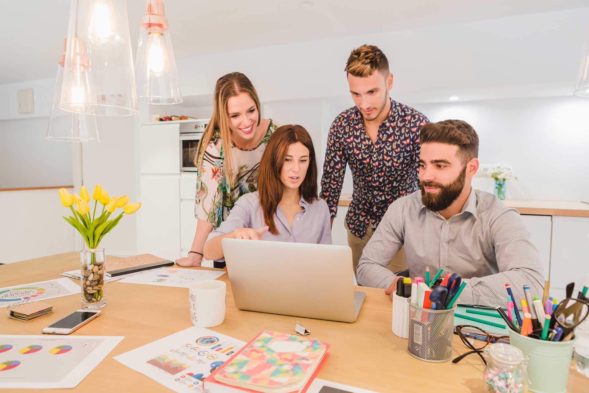 Equipe trabalhando em projeto digital